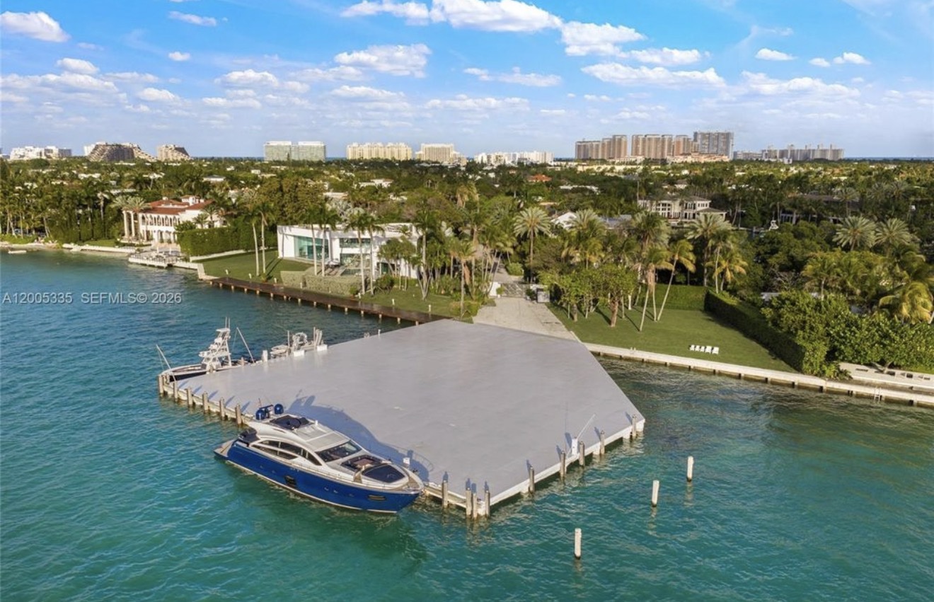 Vista aérea de la marina privada con yate en 485 W Matheson Dr, Key Biscayne