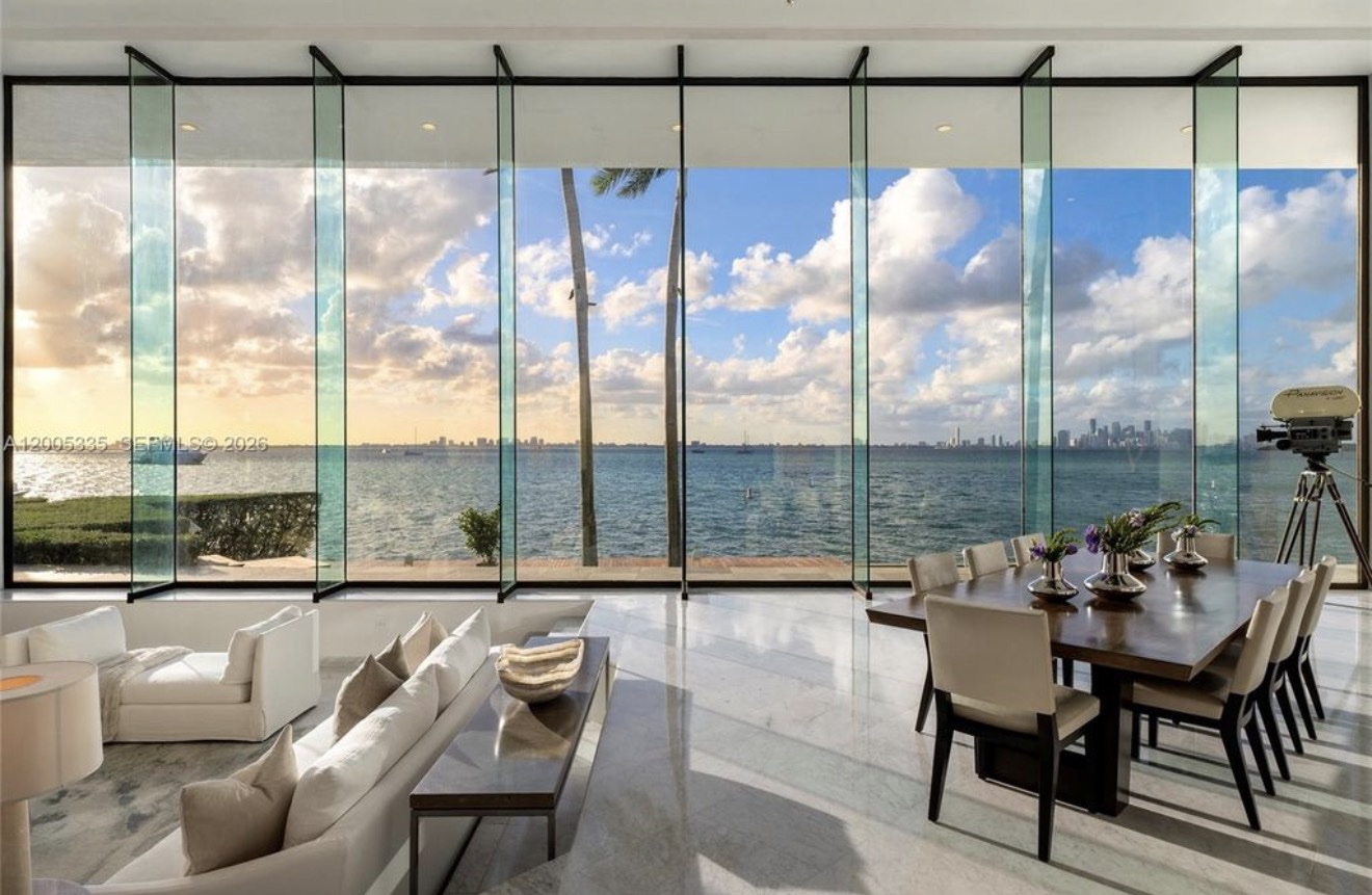 Comedor con paredes de vidrio frente a la bahía de Biscayne