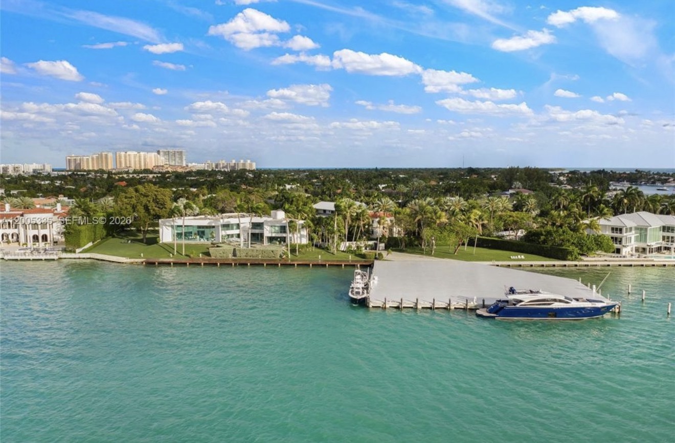 Vista aérea de la propiedad waterfront en Key Biscayne